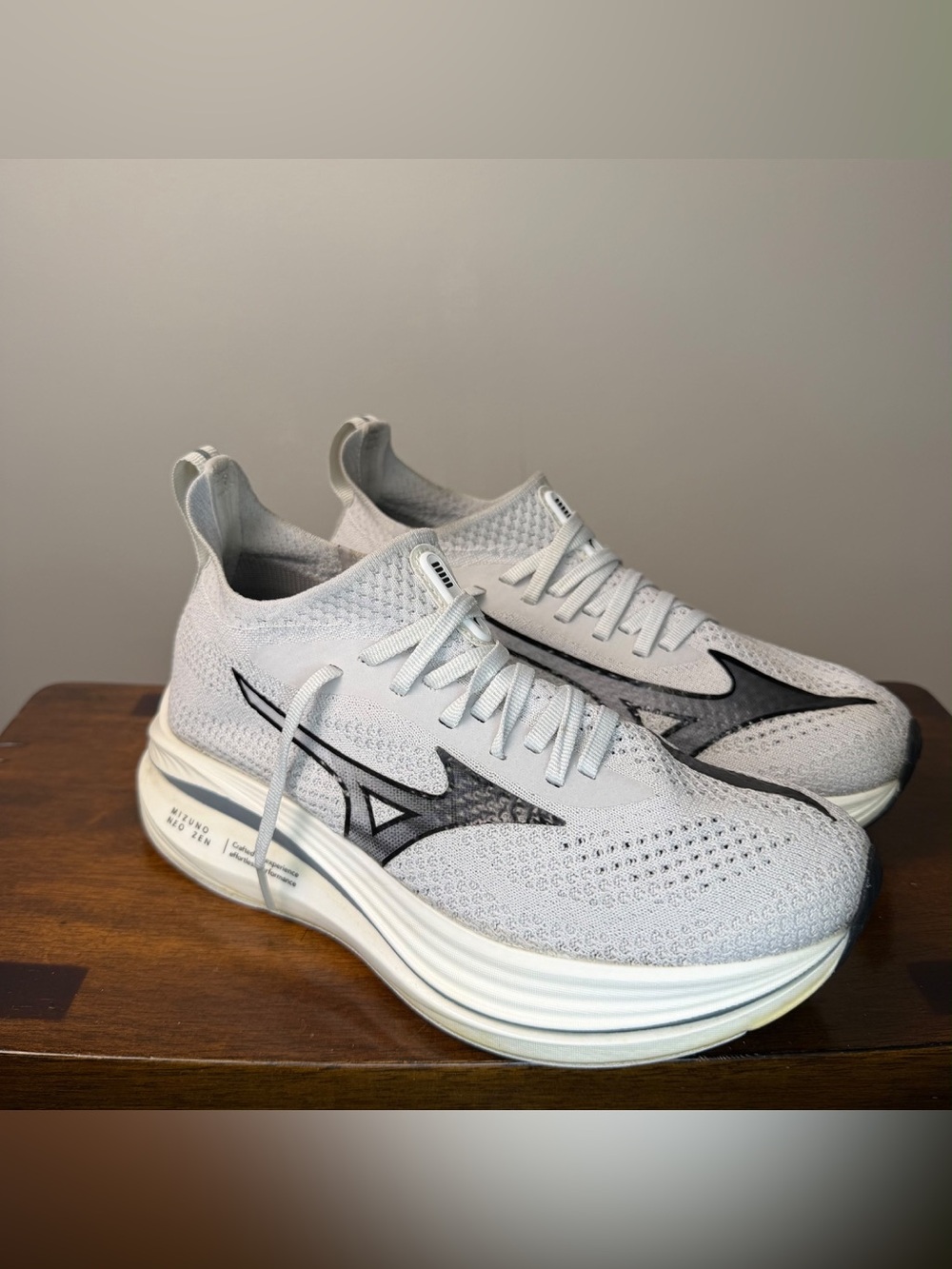 Mizuno Neo Zen Women’s Size 8.5 White Gray Black Running Shoes Excellent
